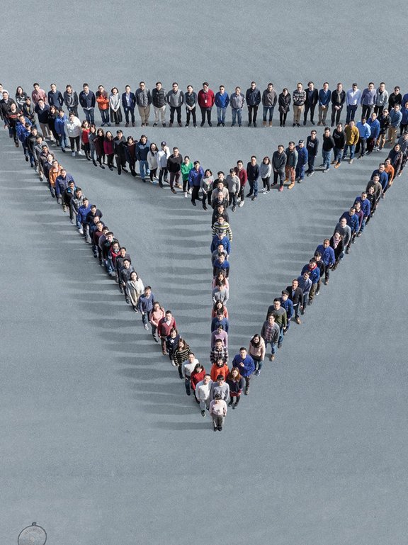 People in line forming the BENTELER-Diamond 